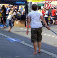 barfuß Badminton spielen